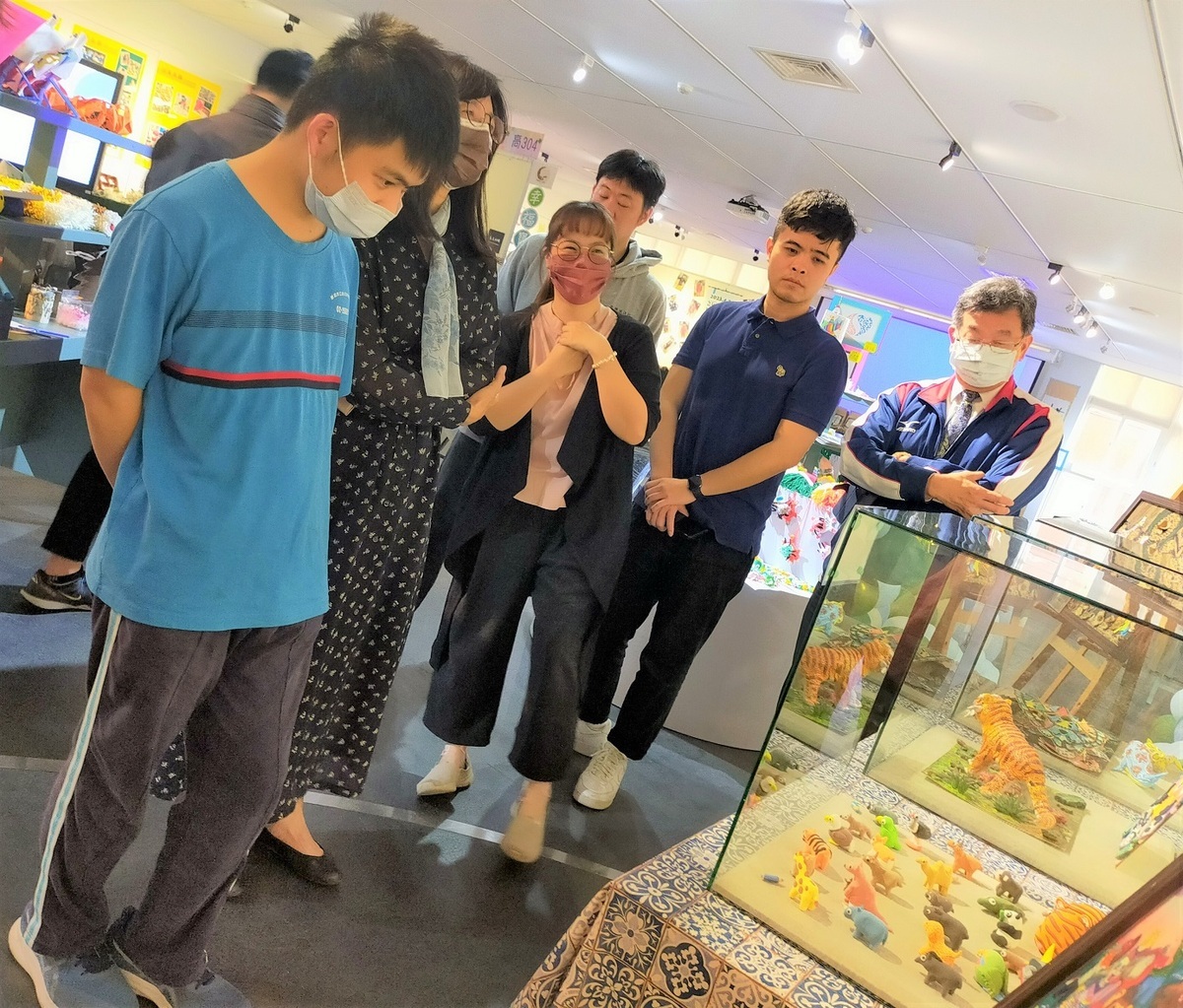 黃清棣帶領與會嘉賓觀賞創作作品。 圖：新北市教育局提供