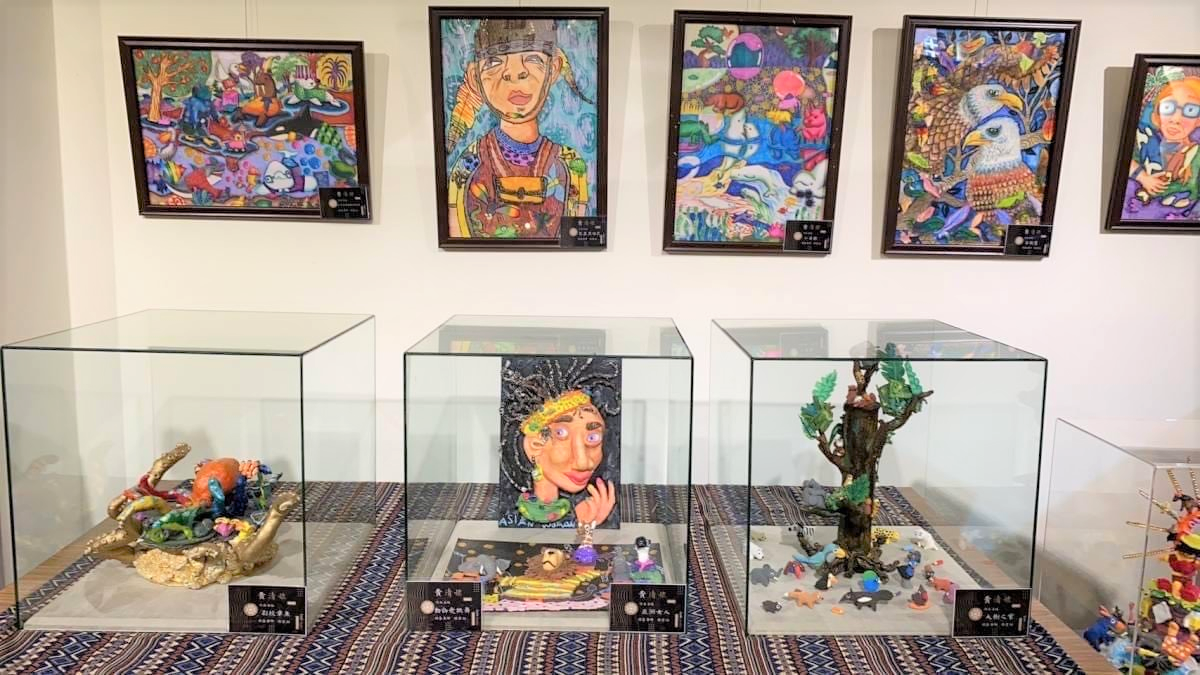 畫展以海洋生物、非洲大草原、可愛動物為主題，共展出15件畫作及8件捏塑作品。 圖：新北市教育局提供