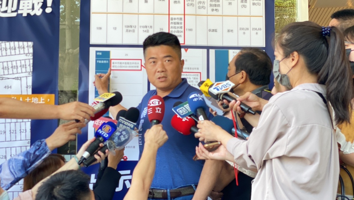 顏寬恒秀出多項證據，反控檢方起訴他都是政治迫害，但律師黃帝穎提出 3 大疑點打臉。 圖：顏寬恒服務處/提供