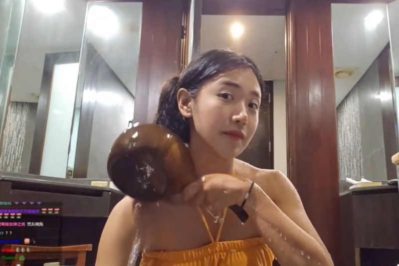 企鵝妹因獲飯店贊助，4月29日直播自己泡溫泉的畫面。 圖／Twitch：Jinnytty