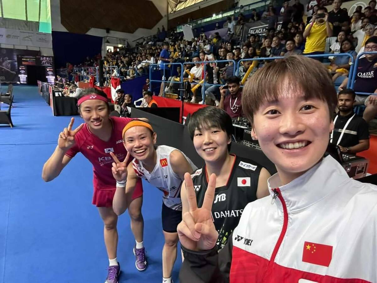 戴資穎與日本選手山口茜、韓國選手安洗瑩、中國選手陳雨菲合影。 球迷發現，另外 3 位選手的衣服都繡上了國旗，可戴資穎的衣服卻是麥當勞標誌。 圖：翻攝自戴資穎臉書