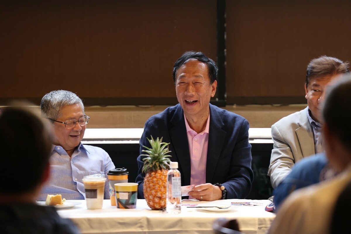 郭台銘(中)座談會全程以「台語」互動討論。 圖：郭台銘辦公室/提供