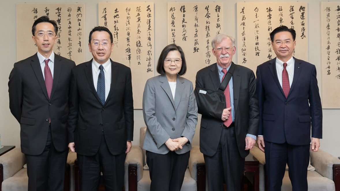 蔡英文今在寓所接見波頓。 圖：總統府提供