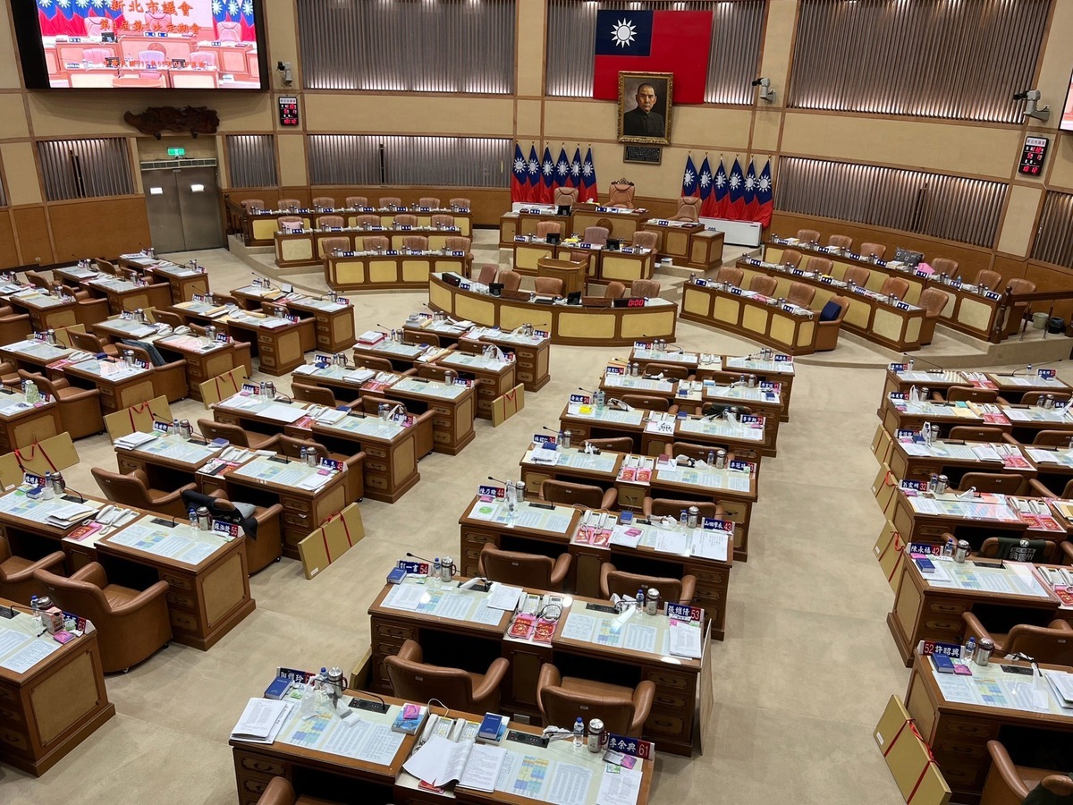 卓冠廷指出，國民黨今日的行為誇張到極致，一整天安排給國民黨團的總質詢，他們全部「改書面」，放水侯友宜，根本是給侯友宜放假。 圖：翻攝自卓冠廷臉書