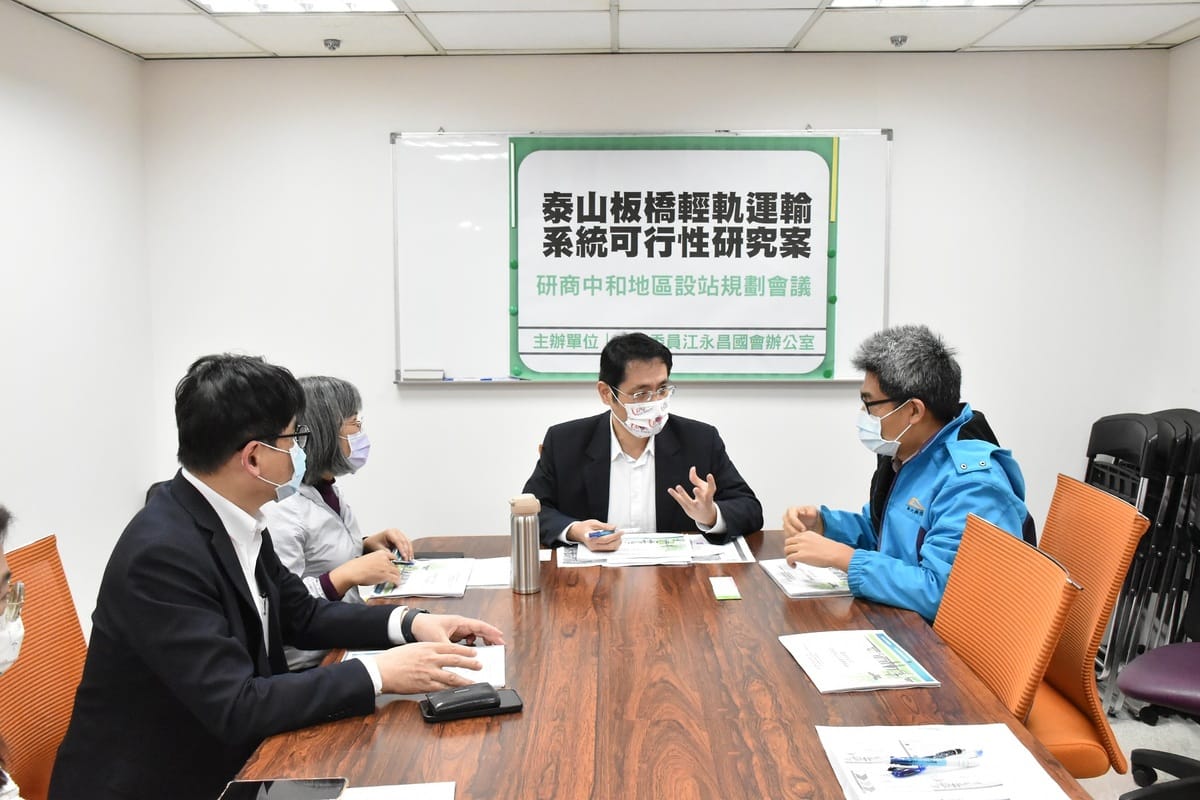 市府同意參採立委江永昌及地方居民針對「泰板輕軌」的建議，修正原始設計，於中和、板橋、土城交界，壽德公園及五權公園附近再新增設一站。 圖：江永昌辦公室提供