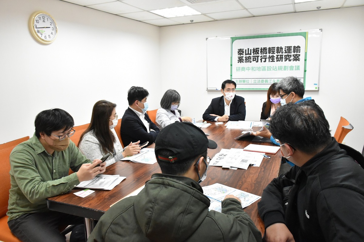 江永昌表示，市府日前於地方說明會公告的初始設計中，將F32站設於板橋都市計畫區的信義路與青雲路接續處，而F33站設於捷運萬大線莒光站旁，兩站間隔距離過遠，因此當地里長及居民紛紛表達企盼於此二站中點增站之訴求。 圖：江永昌辦公室提供