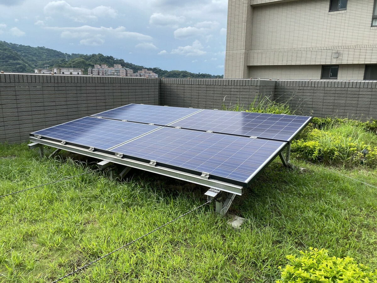 2023 年 5 月，網路上流傳一篇標題為「廣設光電板的災難」的文章，內容稱南部太陽能板會引發熱島效應，對周圍降雨不利。 圖：新北市環保局提供