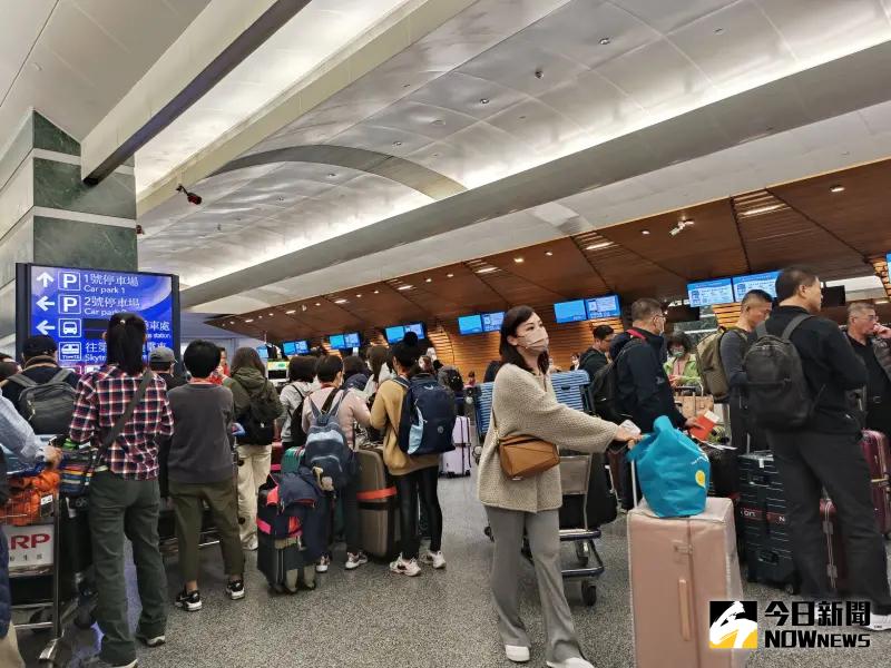 ▲桃園國際機場1航廈15日上午人潮湧現，有人提早2小時抵達機場，卻要排隊1小時才等到安檢。（非當事照／記者許若茵攝）
