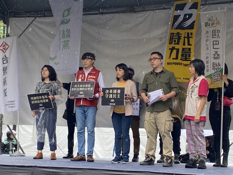 彰化大度橋上停機車 消防局出動無人機找車主
