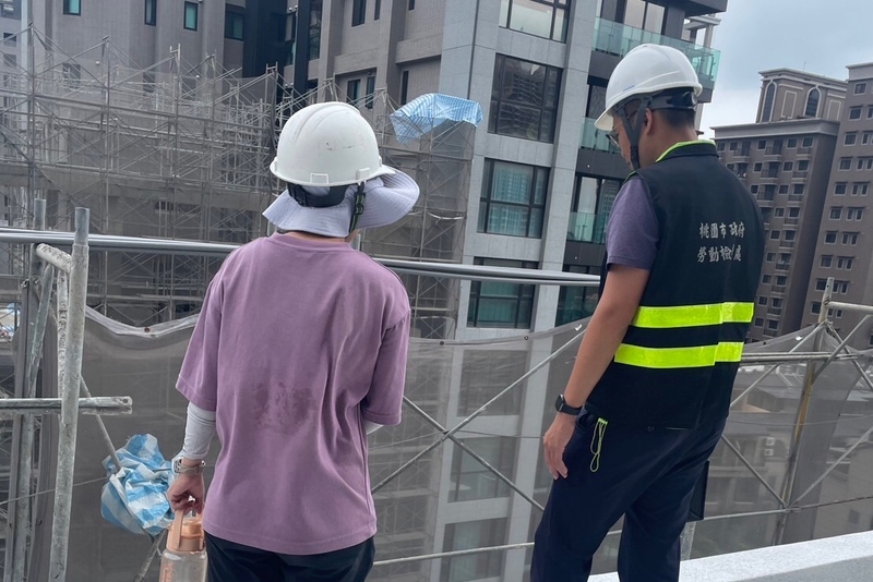 幼童於無防護頂樓工地玩耍 桃園勞檢處開罰