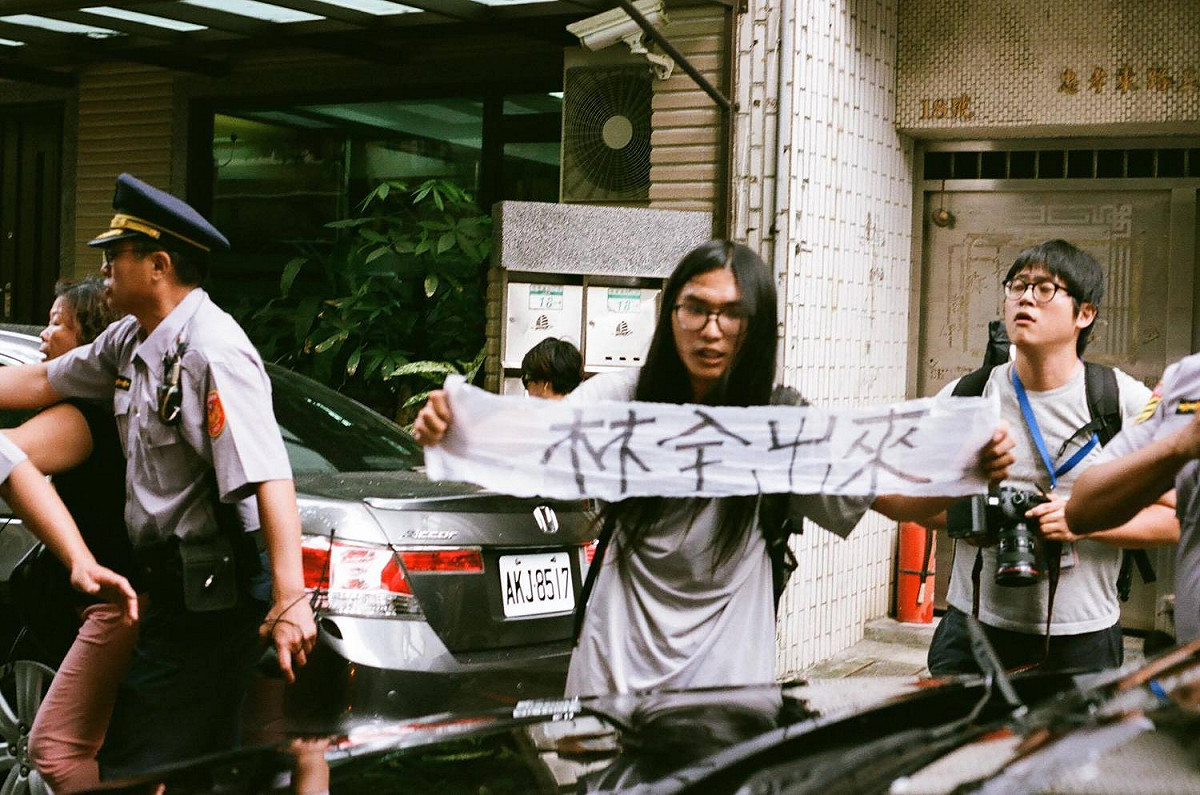 昨天「大觀事件自救會」突襲行政院長林全座車，行政院發言人徐國勇強硬回擊將「法辦違法行為」。 圖：大觀事件自救會／提供