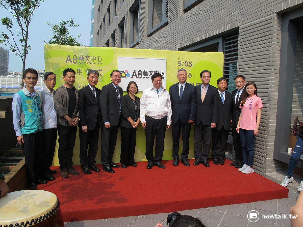 桃園機場捷運A8文藝中心揭幕儀式，由桃園市長鄭文燦主持，桃園市文化局長莊秀美、桃園捷運公司董事長劉坤億、龜山區長劉仁撓均出席開幕茶會。 圖：桃園市府文化局/提供