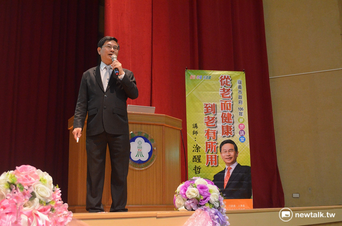 嘉義市長涂醒哲親自在市政府夢想講堂開講。 圖：蔡坤龍/攝