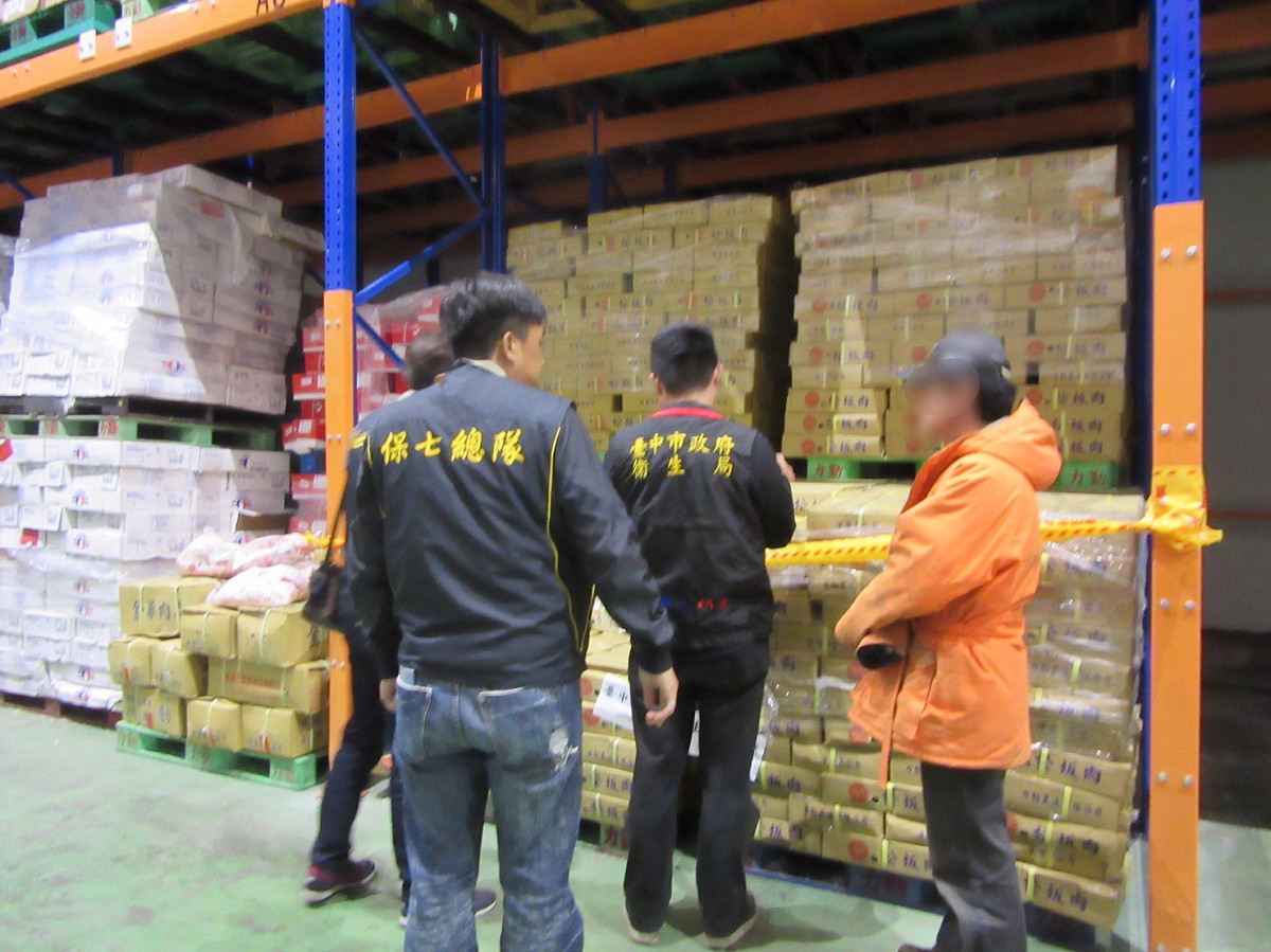 冷凍肉品工廠近日遭離職員工爆料販售過期食品，台中市政府初步清查後表示，肉品未流入市面，並重罰力勤600萬。 圖：台中市衛生局提供