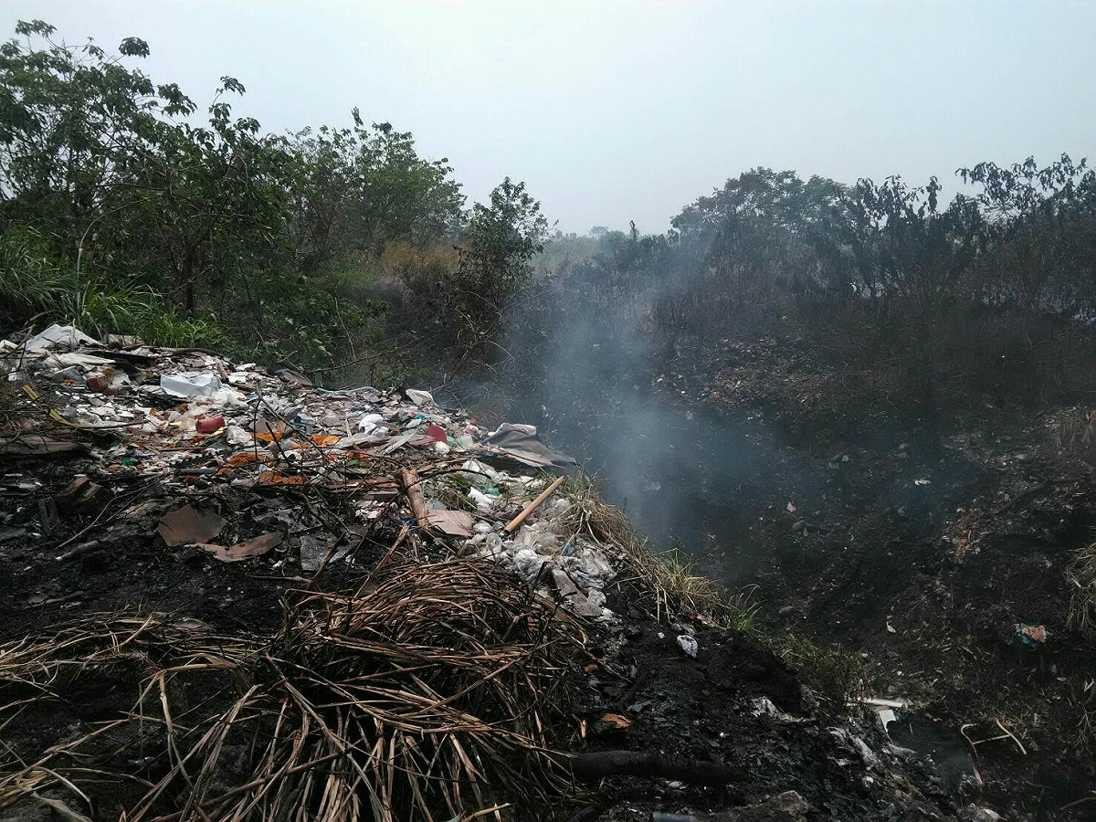 屏東縣高樹鄉高美大橋附近的東振新段空地5日有廢棄物露天焚燒情形。 圖：屏東縣政府提供