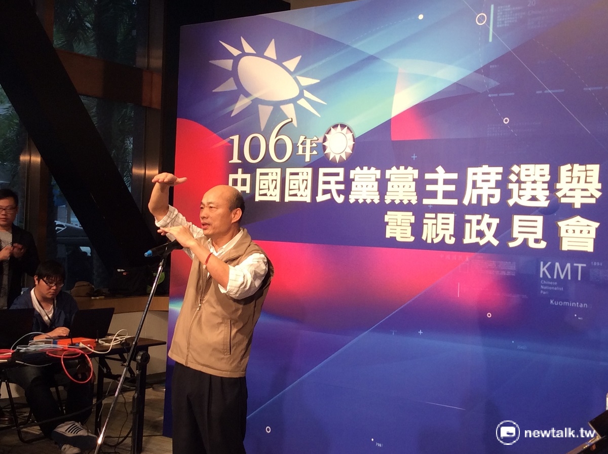 韓國瑜在活動後受訪，在自己面前對著空氣畫圖表達立場，指出現在選擇參政，是為了讓台灣堅守中間立場，不向統一與獨立偏離。 圖：程士華／攝