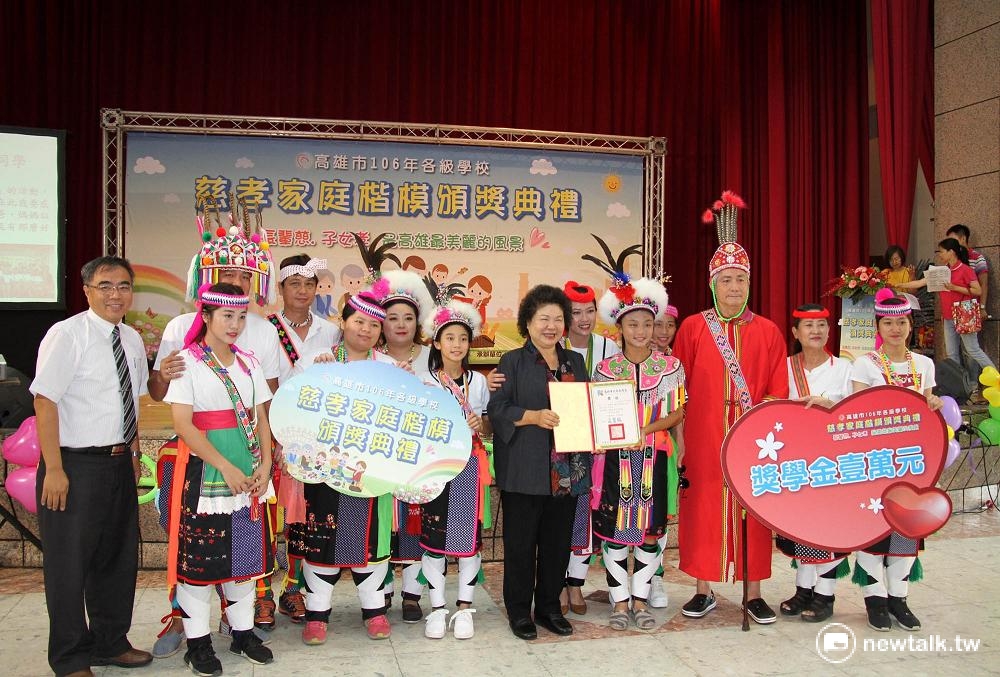 高雄市長陳菊今出席各級學校慈孝家庭楷模頒獎典禮前，對市議員蕭永達將再揭發一群狼師表示，她反對有人把此事當成社會事件般操作，像連續劇一樣，呼籲呼籲受害者不該沈默、家長也要勇於舉發。 圖：高雄市政府提供