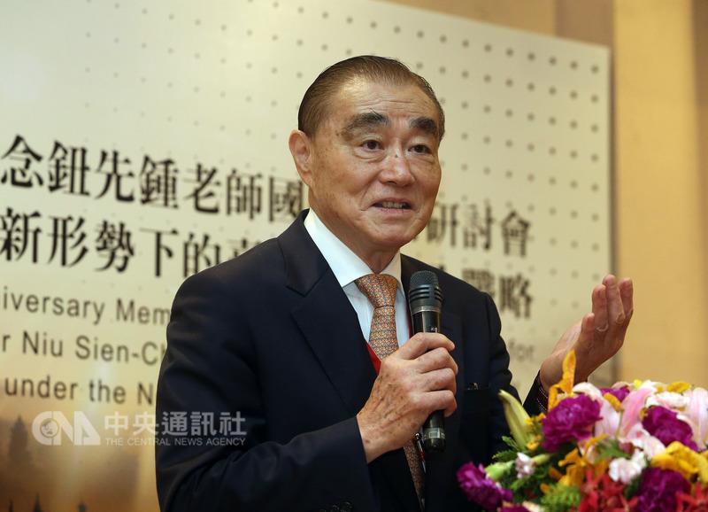 國防部長馮世寬7日上午出席2017淡江戰略學派年會暨「第十三屆紀念鈕先鍾老師國際學術研討會—新形勢下的台灣國家安全戰略」，並進行開幕演講。 圖：中央社