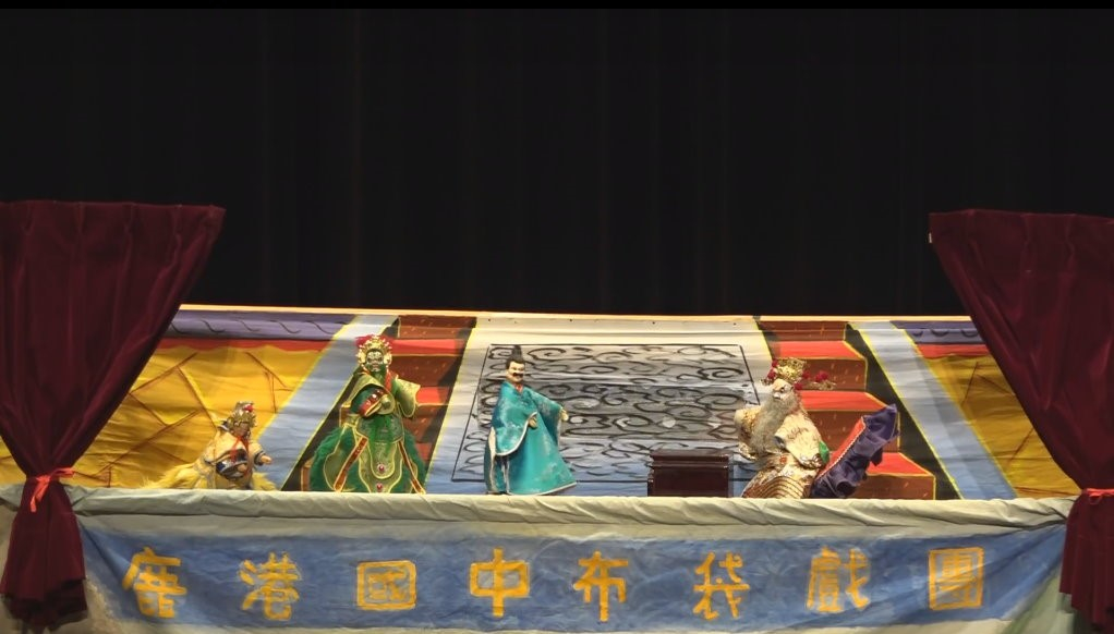 傳統布袋戲「奪玉璽」－文場南管及武場北管搭配應用，布袋戲專業口語及操偶技術的展現，加上喝馬龍頭與四句聯特色口白的絕佳搭配，足以媲美專業的野台布袋戲。 圖：教育部提供