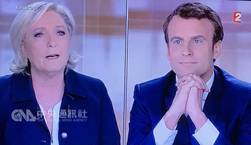 根據法國總統決選前最後民調，極右派瑪琳．雷朋（左 ）在電視辯論的表現太具攻擊性，支持率再降，與對手 馬克宏的差距更大。  圖：中央社翻攝自法國第2電視台直播畫面