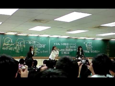 據教育局查證，台中「華薪補習班」自民國86年設立至今皆為獨資，與台南「樺薪補習班」完全無任何合作關係，也非同一補教體系，陳國星也不是台中「華薪補習班」股東。圖為華薪聖誕週導師群表演。 圖：截自YouTube