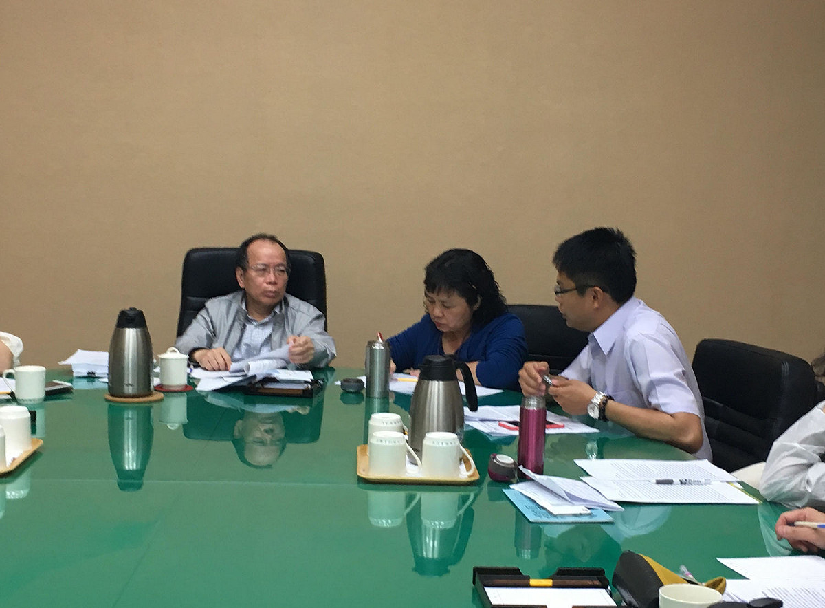 中華民國野鳥協會理事長蔡世鵬5日到行政院拜會政務委員張景森(左1)，當面提出鹽田光電計畫的相關訴求，討論可能的減輕方案。 圖：中華鳥會提供
