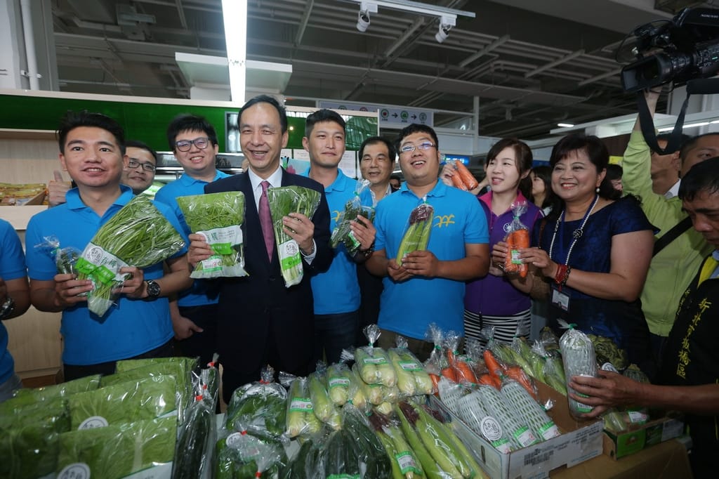 新北市長朱立倫今天出席板橋果菜市場開幕，會後受訪呼籲由中央發放育兒津貼。 圖：翻攝新北市政府網站