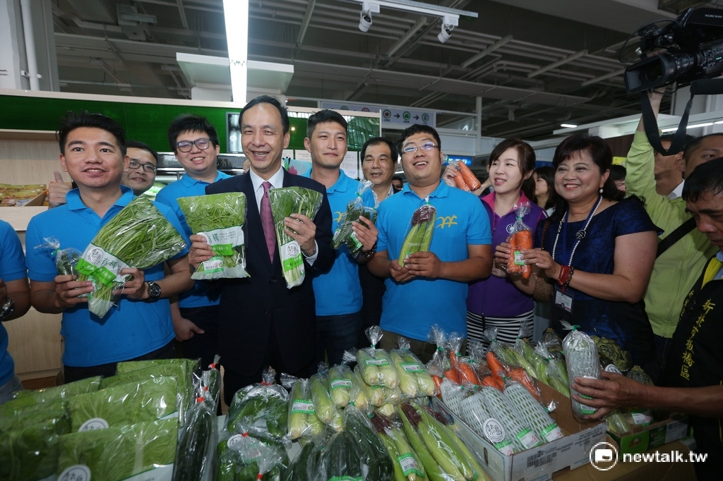板橋果菜批發市場正式營運，朱立倫探視進駐的攤商及業者，了解市場狀況。 圖：翻攝新北市政府網站