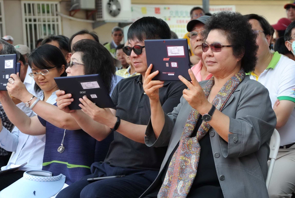 高雄市旗山圖書分館動土，高雄市長陳菊等透過AR（擴增實境）了解完工樣貌。 圖：高雄市政府提供