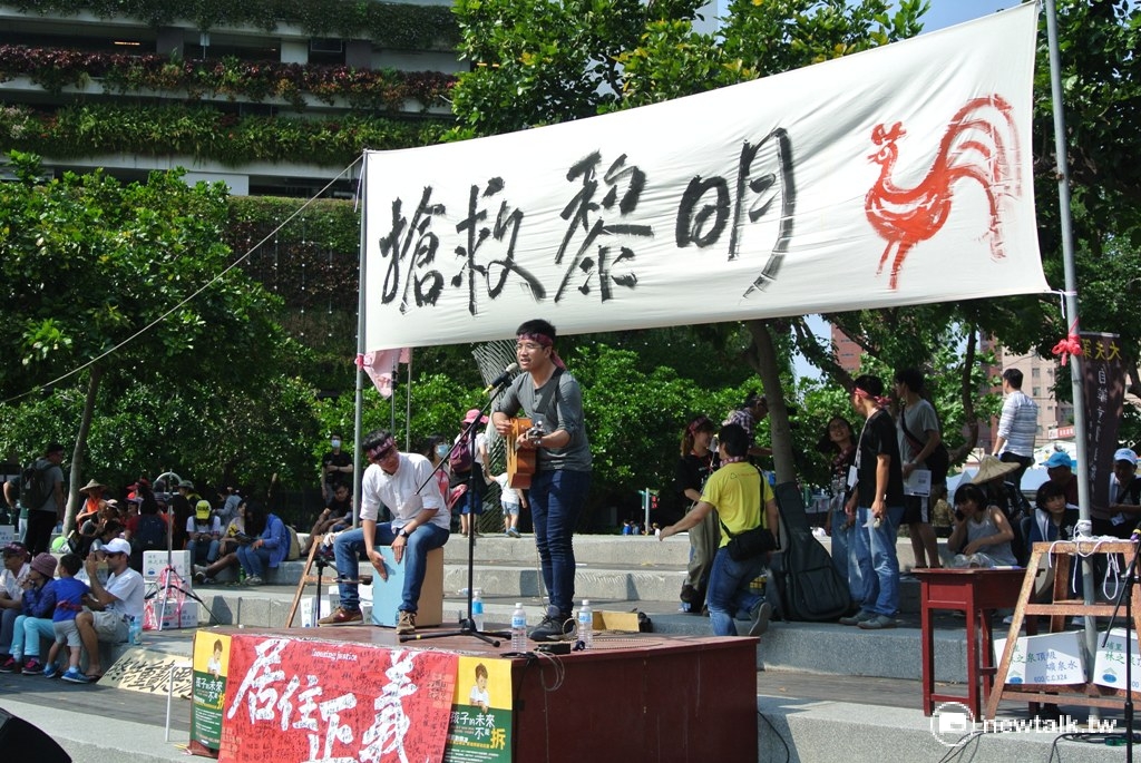 歌手在台上高唱「向前走」。 圖：唐復年/攝
