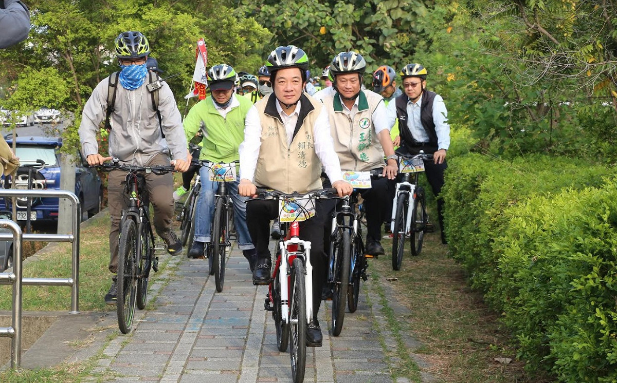 市長賴清親自帶領近200名「大、小臺江」朋友，騎單車暢遊去年底完工的山海圳，見證這條全臺獨一無二的綠道。 圖:台南市政府提供