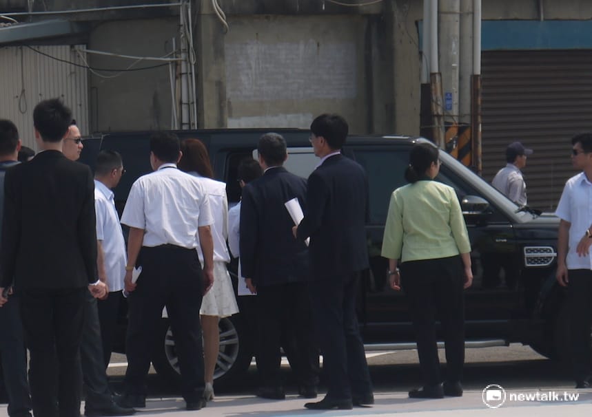 總統蔡英文不回應WHA問題，隨即上車離去。 圖：鍾孟軒/攝