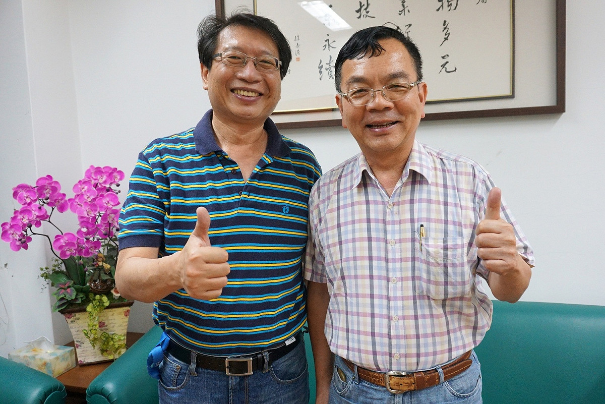 大葉大學生科系主任李世傑（左）恭喜邱創進（右）接任中央畜產會執行長。 圖：大葉大學/提供