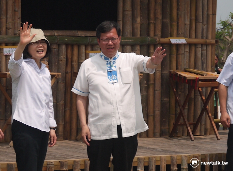 民眾熱情高喊「蔡總統好！」蔡英文與鄭文燦揮手致意。 圖：鍾孟軒/攝