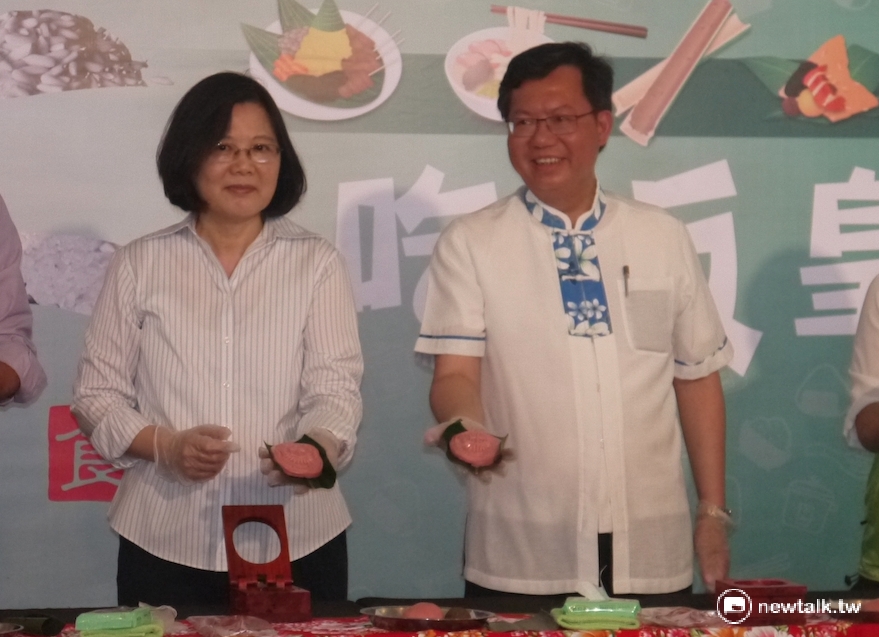 總統蔡英文與桃園市長鄭文燦體驗手作紅龜粿。 圖：鍾孟軒/攝
