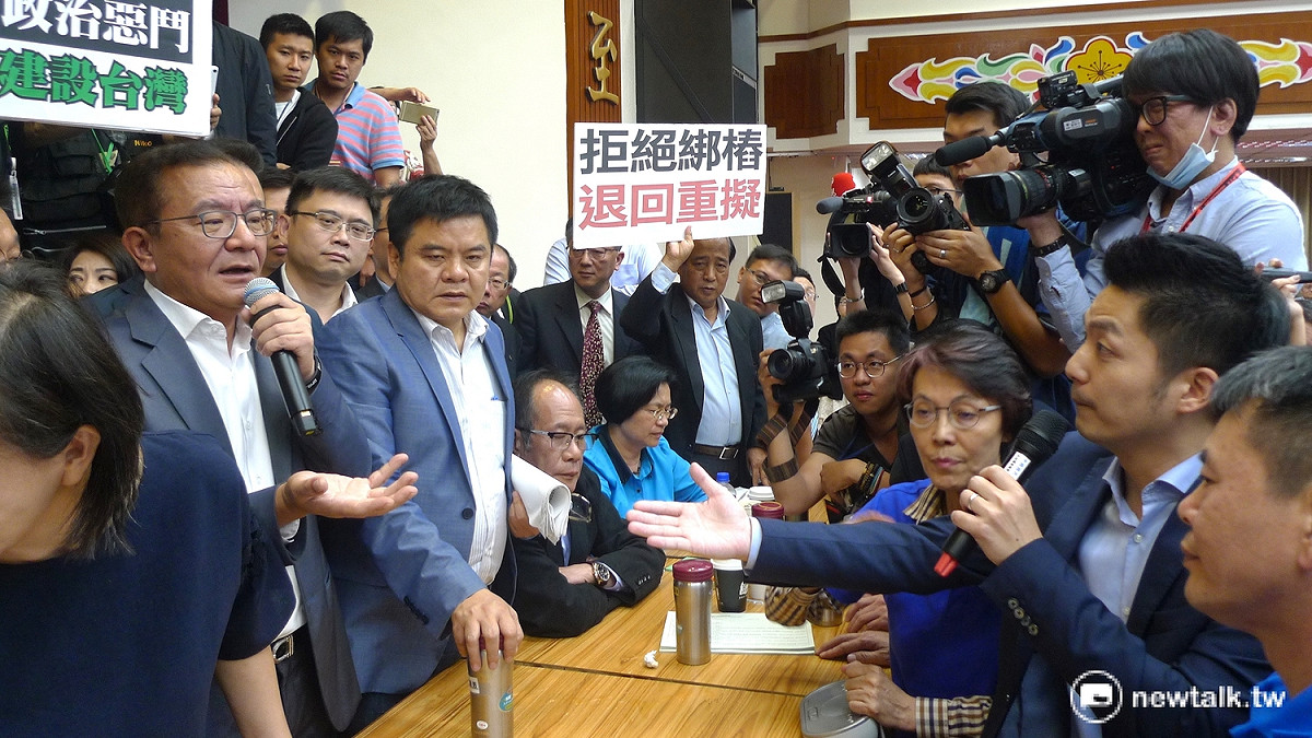 立法院8日審理前瞻條例，召委高志鵬返回宣布「現在確認議事錄」，國民黨表示「異議！」雙方再爆衝突。 圖：汪少凡／攝