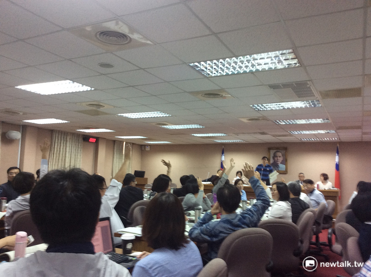 今（8）日晚間《公立學校教職員退休資遣撫卹條例》審查完竣，送出委員會。 圖：程士華/攝