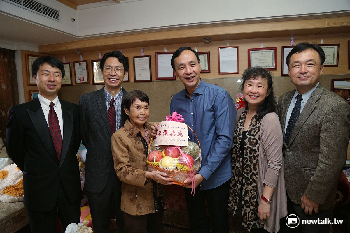 新北市長朱立倫今 (8) 日上午前往三重區正義北路，親邀87歲的張常美女士參加13日的模範母親表揚 圖: 翻攝自朱立倫臉書
