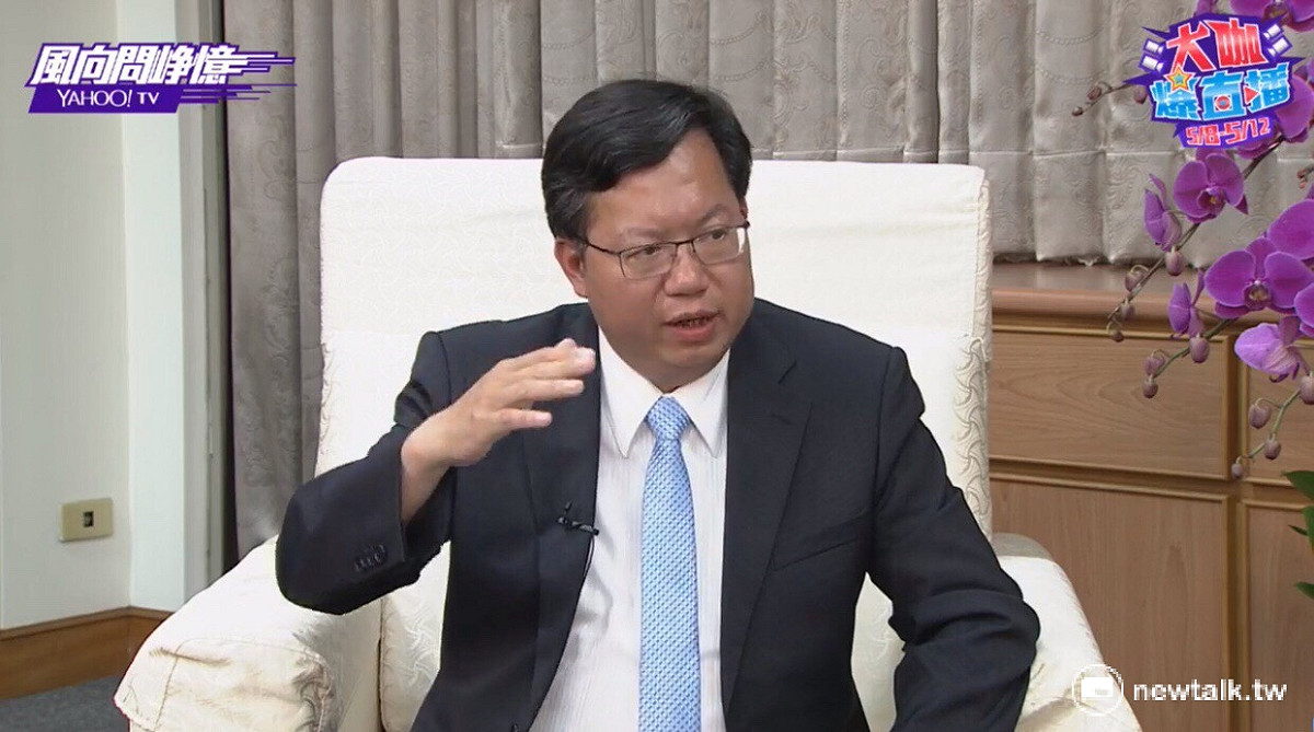 桃園市長鄭文燦8日晚間在市府，接受Yahoo! TV「風向問崢憶」節目直播專訪，面對主持人詢問現代年輕人自稱「厭世代」，對未來不敢夢想，鄭文燦說，這是台灣的共同問題，這個社會沒有給年輕人更多機會，年輕人走出學校，就是夢想破滅的開始。 圖:翻攝自鄭文燦臉書