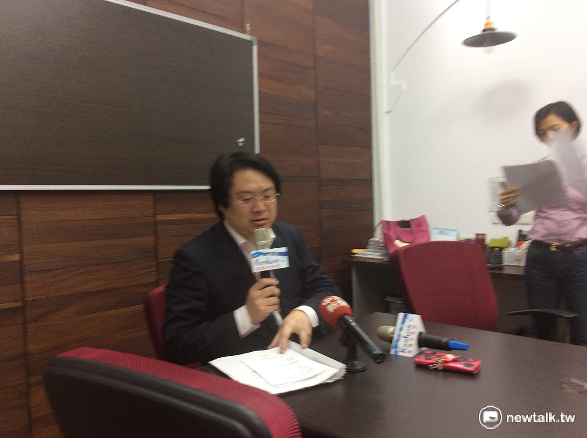 基隆市長林右昌表示，本來由於八斗子漁港工程的關係，今年龍舟競賽預定會停辦，但由於地方有所要求，還是盡量去達成，但活動可能會因為場地作部分調整。 圖：程士華/攝