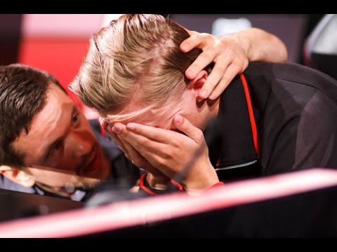 先前FNC的隊長「Rekkles」Martin Larsson在推特上發文表示自己幾近崩潰無法承受壓力，並承諾粉絲繪在夏季賽前調適完畢。圖為S4第四賽季，比賽結束後痛哭的他。 圖：翻攝自LoL Pro YouTube頻道