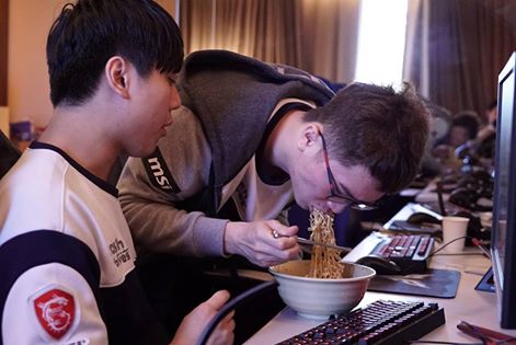 這次MMD反將一軍，吃了Maple的泡麵。 圖：翻攝自 《Flash Wolves》閃電狼職業電競隊 官方粉絲專頁