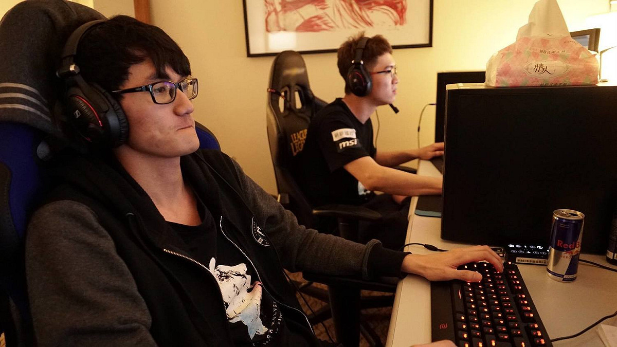 Karsa與MMD正在加緊練習中。 圖：翻攝自 《Flash Wolves》閃電狼職業電競隊 官方粉絲專頁