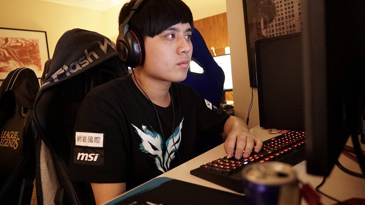 Maple聚精會神地看著螢幕。 圖：翻攝自 《Flash Wolves》閃電狼職業電競隊 官方粉絲專頁