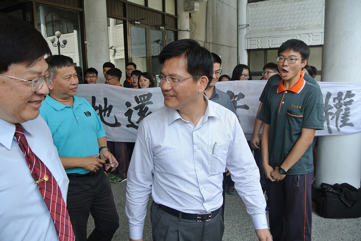 林佳龍面對學生的抗議仍面帶微笑。 圖：唐復年/攝