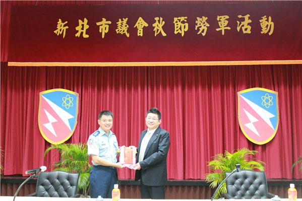 涉及共諜案的國防部飛彈指揮部前指揮官、現任陸軍馬祖防衛指揮部少將副指揮官謝嘉康(左)。 圖:翻攝自網路