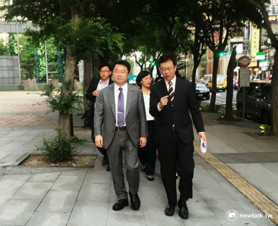 新北市長朱立倫我們9日晚上邀請13位藍綠新北市立委晚餐便當會，爭取前瞻建設。民進黨立委吳秉叡、林淑芬、蘇巧慧、呂孫綾等均出席與會 圖：翻攝吳秉叡臉書