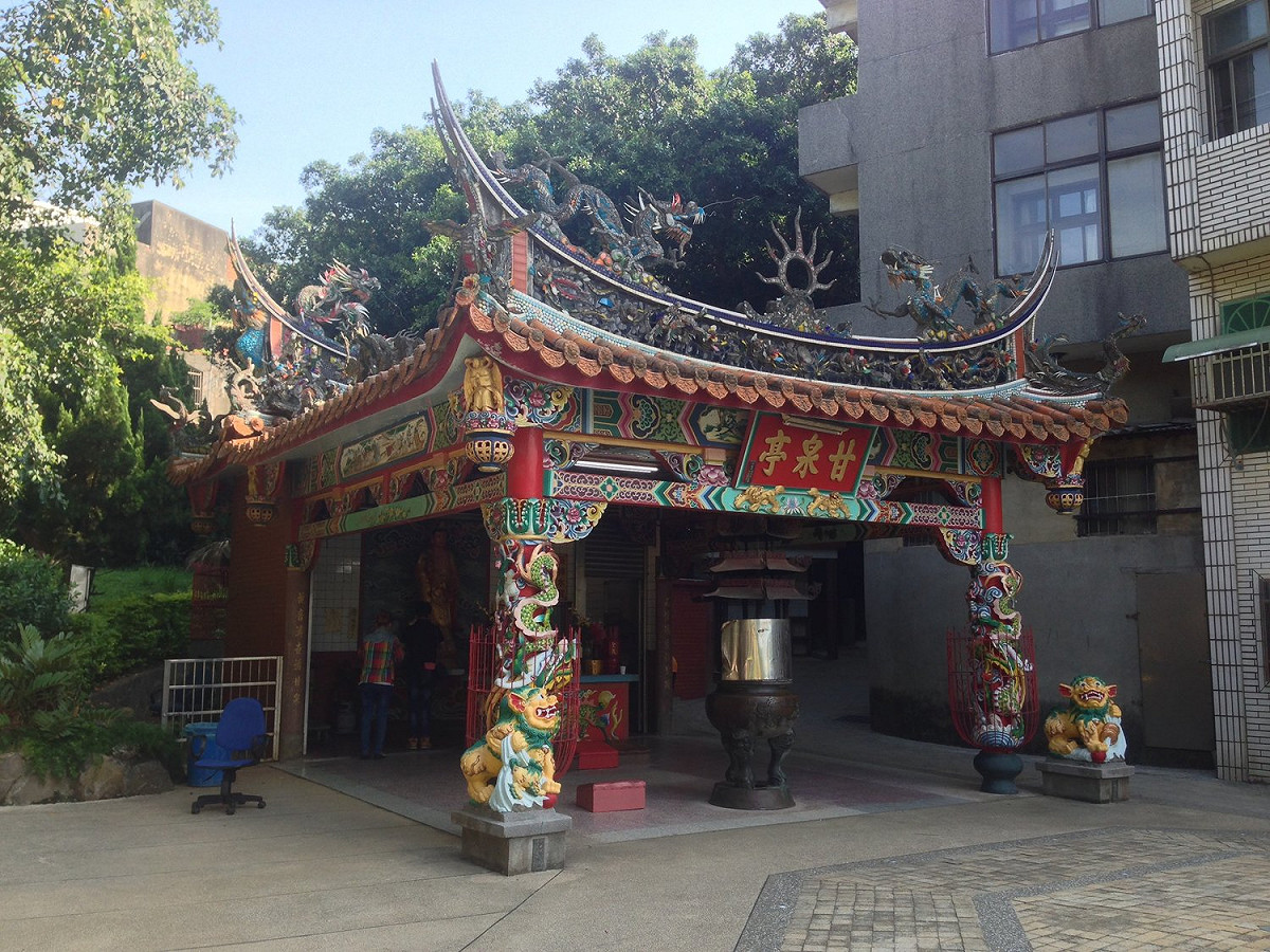 桃園觀音甘泉寺建成超過百年，因有一尊酷似觀音的天然石像、以及傳能治百病的「甘泉井」，成為當地信仰中心。 圖：翻攝自維基百科