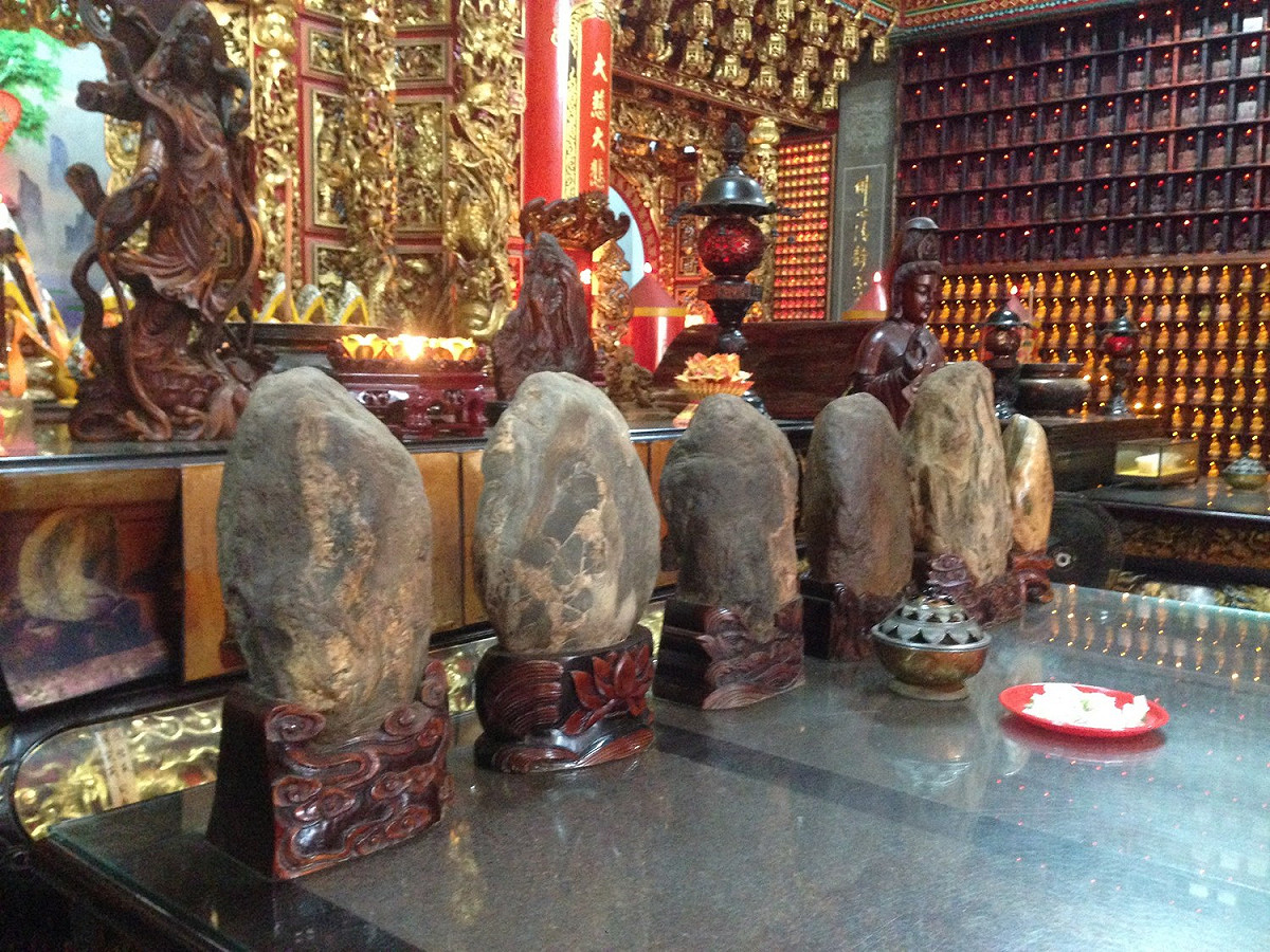 相傳清領時期，因有居民意外在河中撿到一塊貌似觀音的石頭，隨後建草庵供奉石觀音，成為觀音區地名由來，圖為廟內的觀音石像。 圖：翻攝自維基百科