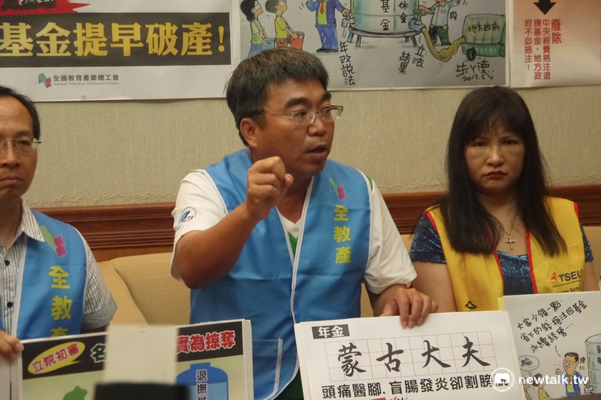 全國教育產業總工會劉亞平帶頭喊口號「小英建仁、說一套、做一套、假救火、真搶劫！」 圖：鍾孟軒/攝